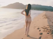 海灘上的美女裸體 比基尼包裹不住的乳量直接溢出